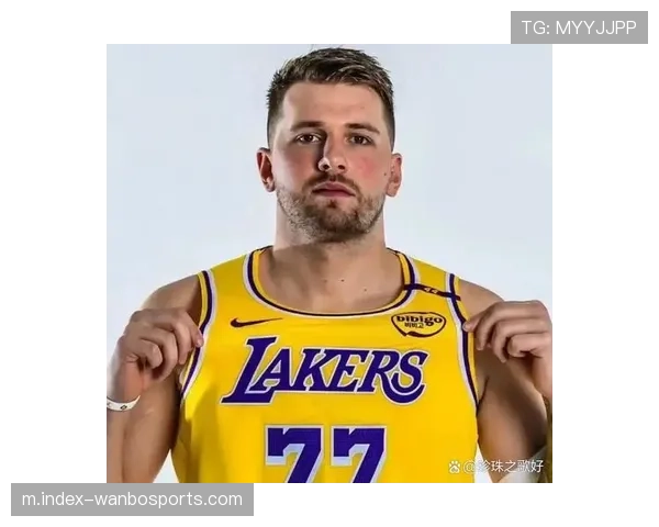 东契奇申诉队友上篮犯规遭无视 裁判摆手离开影响进攻节奏